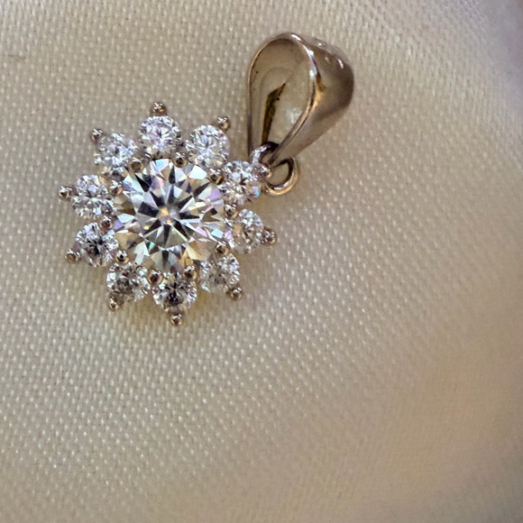 Flawless 2ct Moissanite snowflake silver pendant - Picture 6 of 7